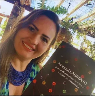 Profissional certificada com o Manual LABIRINTO.